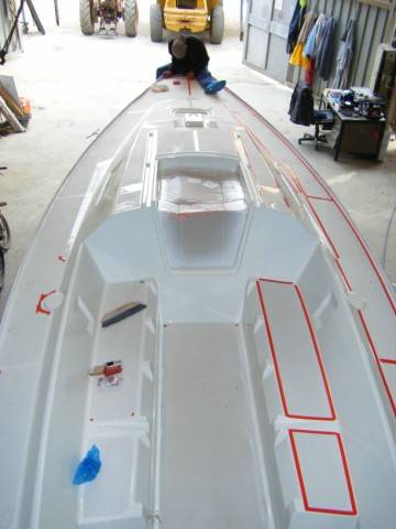 Réalisation d'un peinture sur la coque d'un bateau à La Londe 