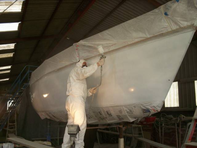Réalisation d'une peinture sur la coque d'un bateau polyester dans le Var 