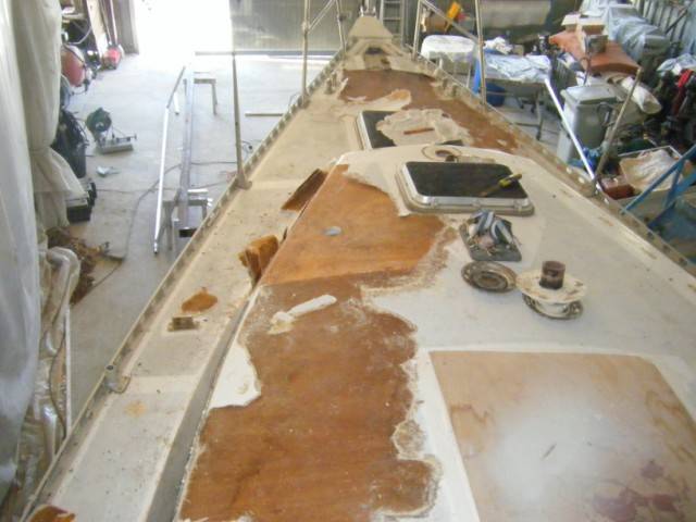 Destratification travaux bois et époxy sur voilier à La Londe dans le Var 