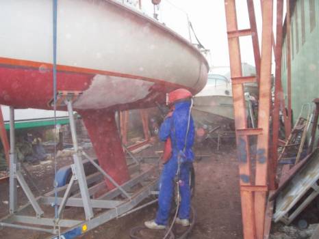 Hydrogommage d'un voilier pour une préparation de carène à La Londe 83