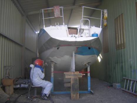 Réalisation d'un sablage sur un voilier avant application d'une peinture anti-corrosion dans le Var
