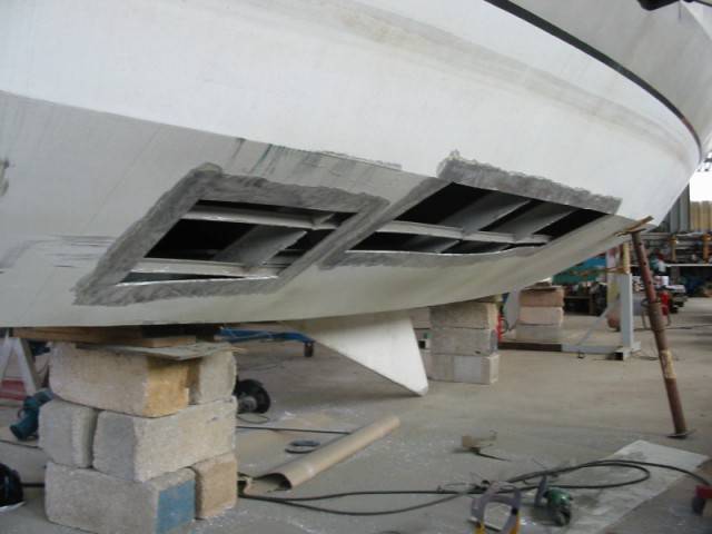 Changement d'une tôle sur bouchain d'oeuvres vives sur un voilier à La Londe Les Maures