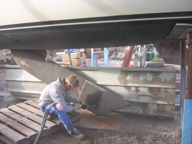 Sablage d'une dérive de bateau au chantier naval de La Londe dans le 83