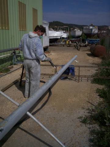 Réalisation d'un sablage de mât de bateau à  La Londe dans le Var