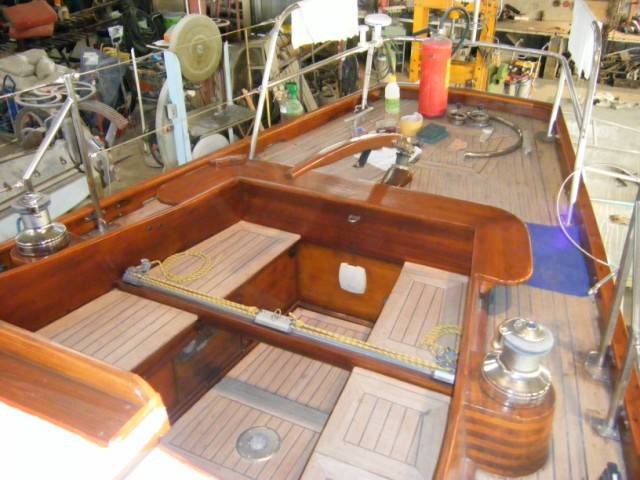 Vernissage des boiseries d'un voilier à La Londe Les Maures